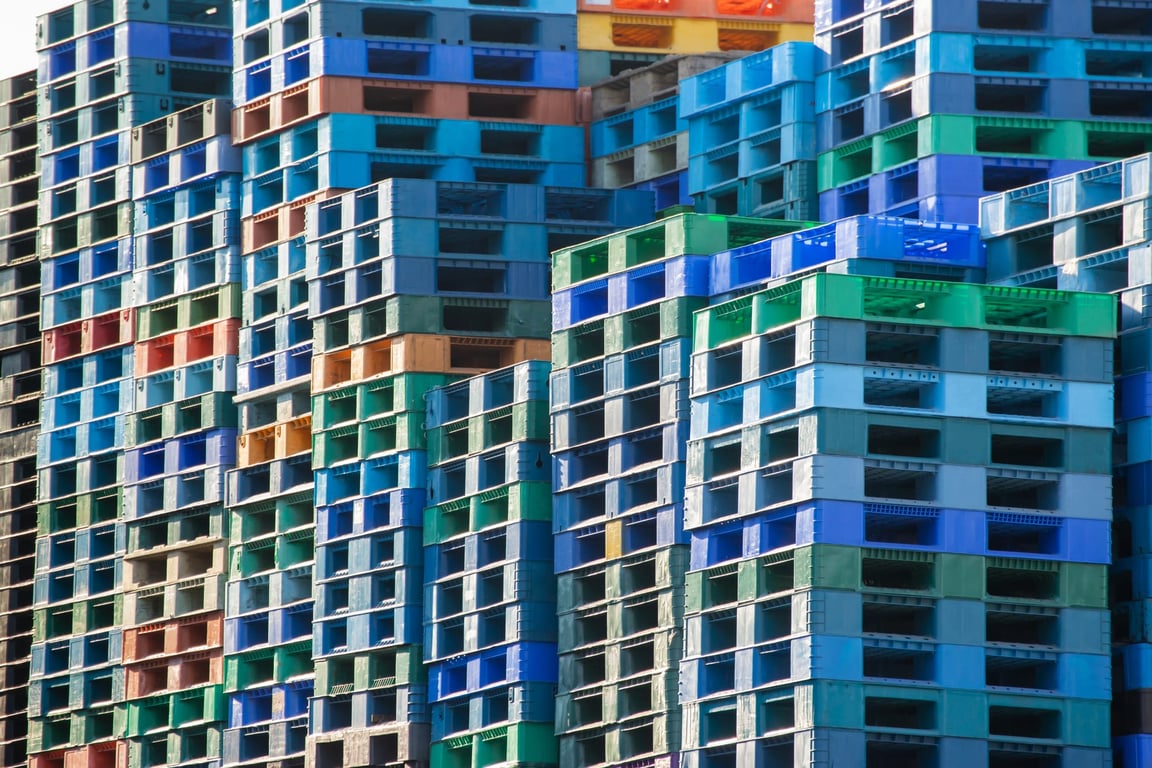 Wood vs. Plastic Pallets: Choosing the Right Option for European Logistics